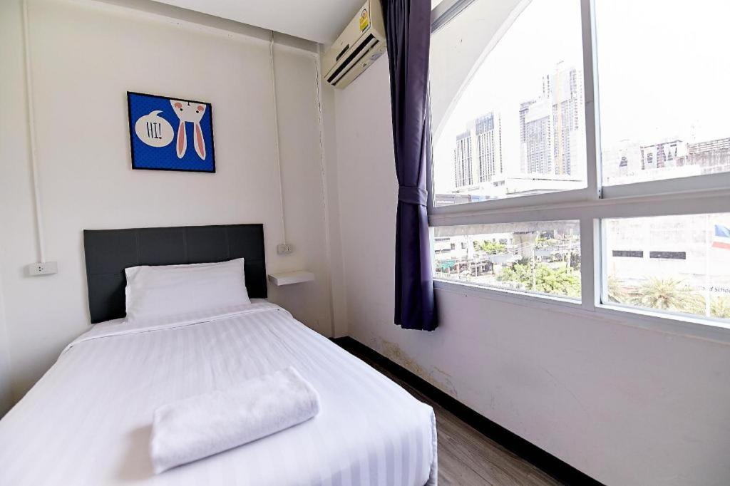 The Rabbit'S Hole Hostel Bangkok Exteriör bild