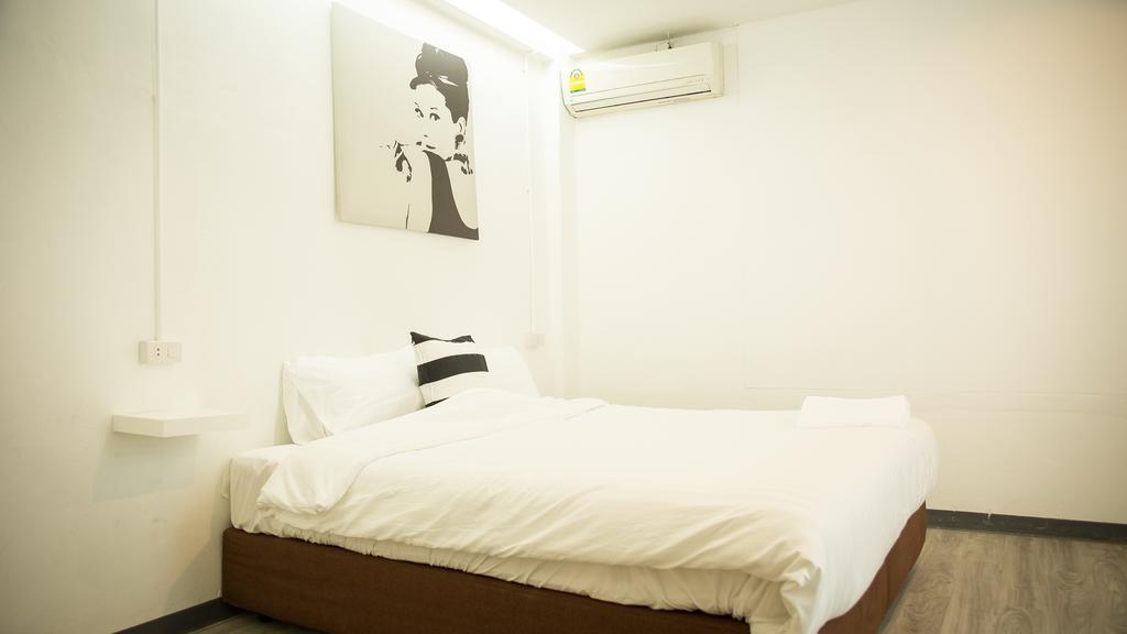 The Rabbit'S Hole Hostel Bangkok Exteriör bild