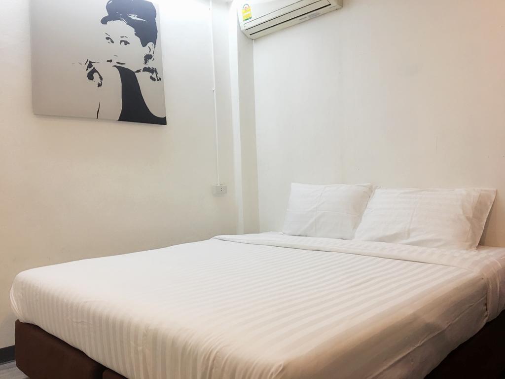 The Rabbit'S Hole Hostel Bangkok Exteriör bild
